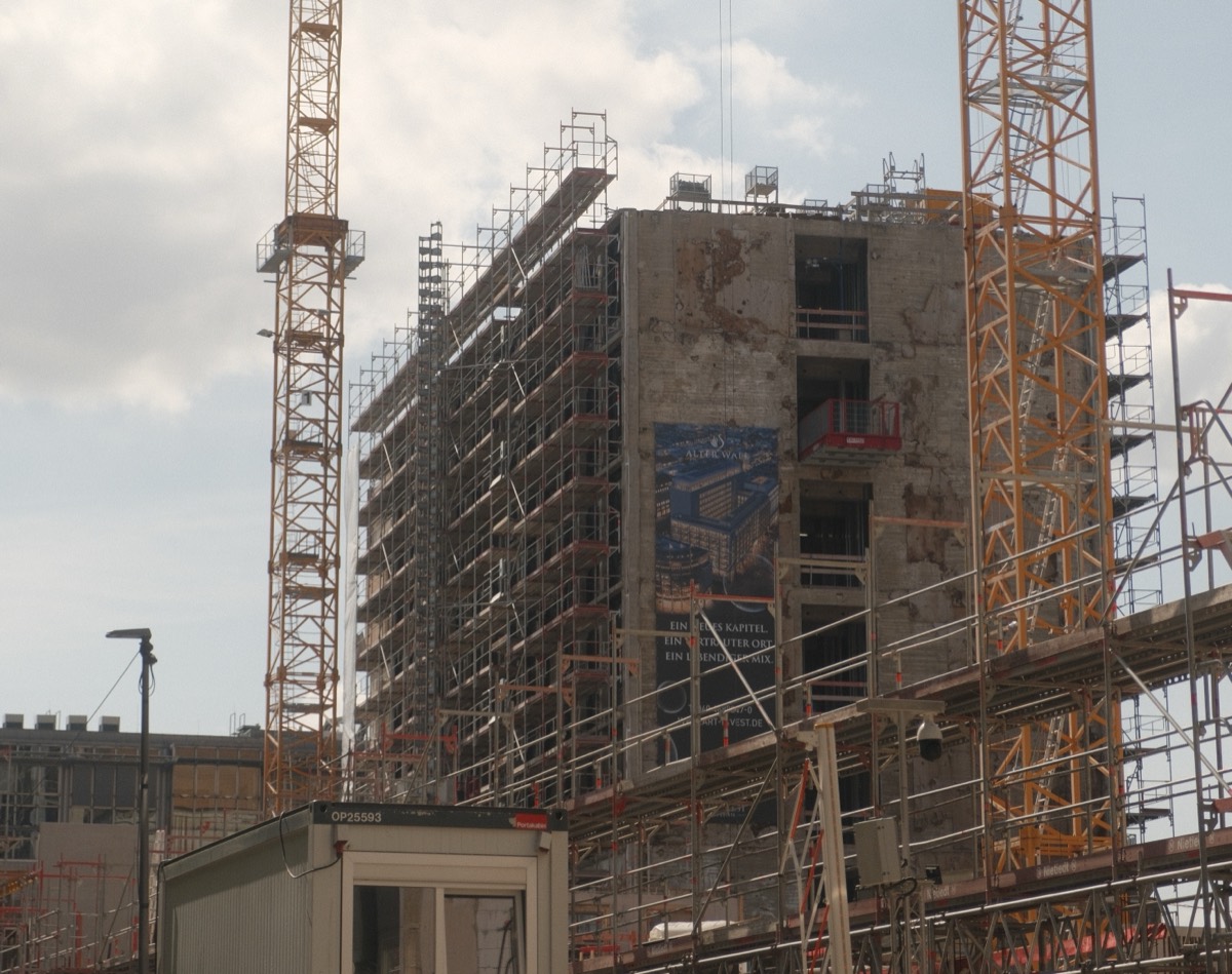Baustelle des Projekts Alter Wall 40 in Hamburg, eingerüstet und von Kranen umstellt