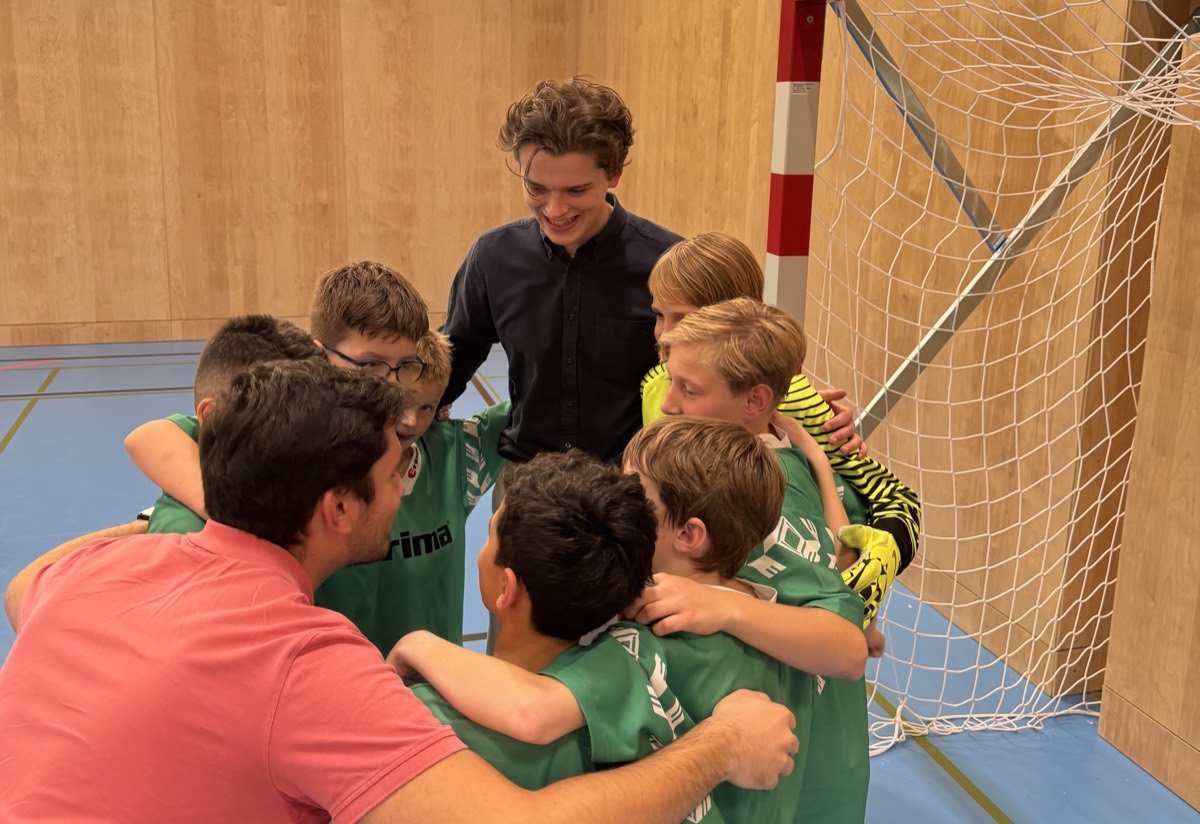 Mannschaftskreis in einer Sporthalle beim Jugendclub Feuerstein