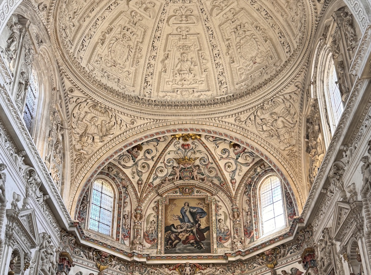 Reich verzierte Kuppel und Gewölbe einer Barockkirche