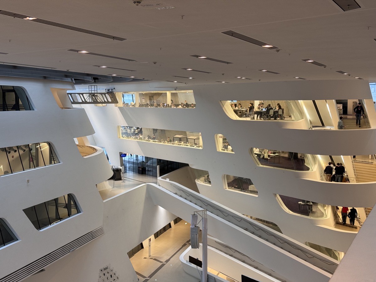 Offene Galerieebenen im Inneren eines Universitätsgebäudes